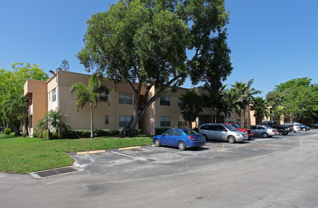 Sabal Pointe Condominium Residences in Palm Springs, FL - Foto de edificio