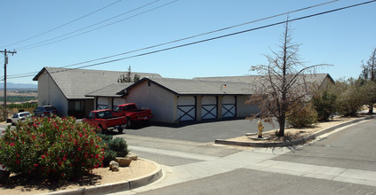 17921 Siskiyou Rd in Apple Valley, CA - Building Photo - Building Photo