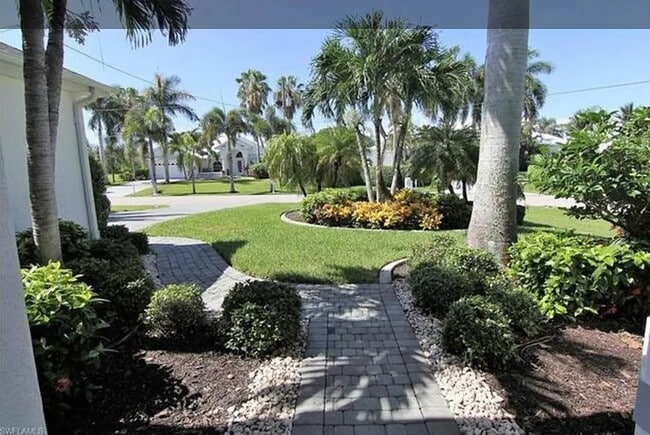 2851 SW 49th Ter in Cape Coral, FL - Foto de edificio - Building Photo