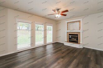 9735 N Willow Ave in Kansas City, MO - Foto de edificio - Building Photo