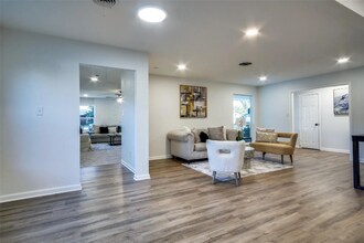 5812 Waltham Ave in Fort Worth, TX - Foto de edificio - Building Photo