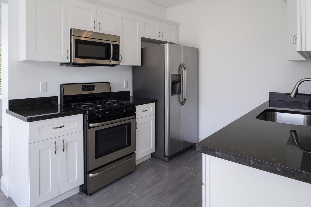 815 Upland Rd in West Palm Beach, FL - Building Photo