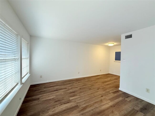 2124 Burton Dr in Austin, TX - Building Photo - Building Photo