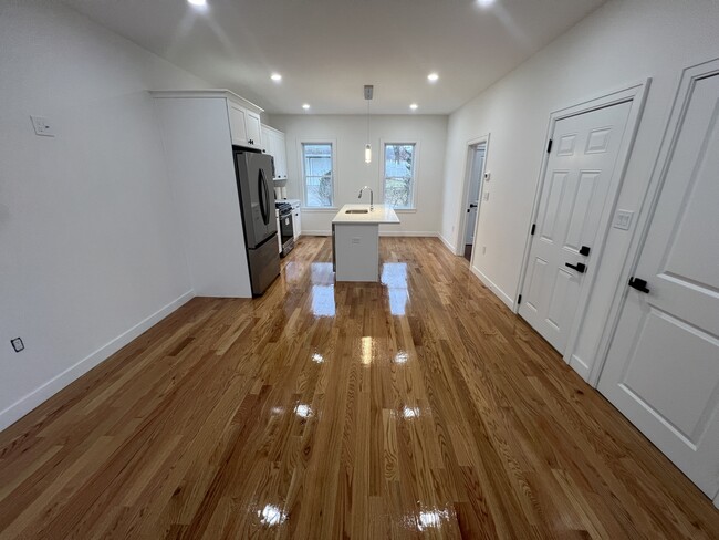 82 Albertina St, Unit 1 in Quincy, MA - Foto de edificio - Building Photo