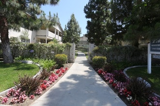 Park Royal Apartments in Anaheim, CA - Building Photo - Building Photo