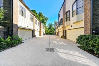 19 Crestwood Dr in Houston, TX - Building Photo - Building Photo