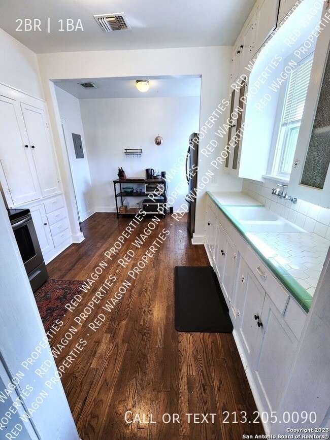415 W Mistletoe Ave in San Antonio, TX - Building Photo - Building Photo