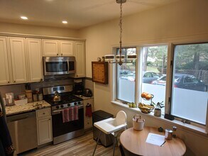 11 Nichols Ave, Unit #1 in Watertown, MA - Foto de edificio - Building Photo