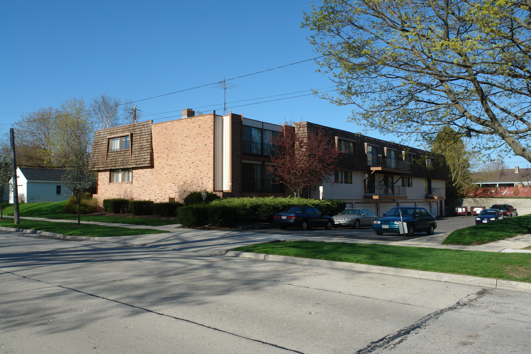 2272 N 10th St in Sheboygan, WI - Foto de edificio