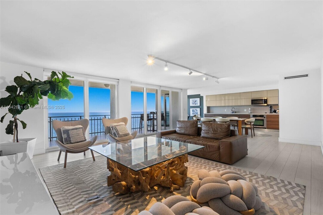 600 Grapetree Dr in Key Biscayne, FL - Building Photo