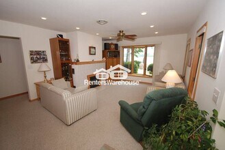 2310 N Lake Dr in Oconomowoc, WI - Foto de edificio - Building Photo