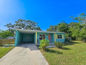 6647 Hibiscus Ave S in South Pasadena, FL - Building Photo - Building Photo