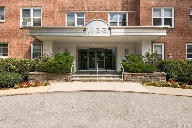 1133 Midland Ave in Yonkers, NY - Foto de edificio - Building Photo