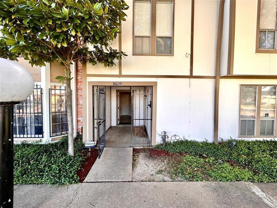 10639 Sandpiper Dr in Houston, TX - Building Photo