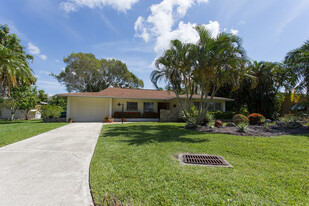 1037 Dolphin Dr in Cape Coral, FL - Foto de edificio - Building Photo