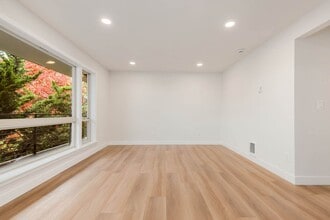 6721 24th Ave NW in Seattle, WA - Building Photo - Building Photo