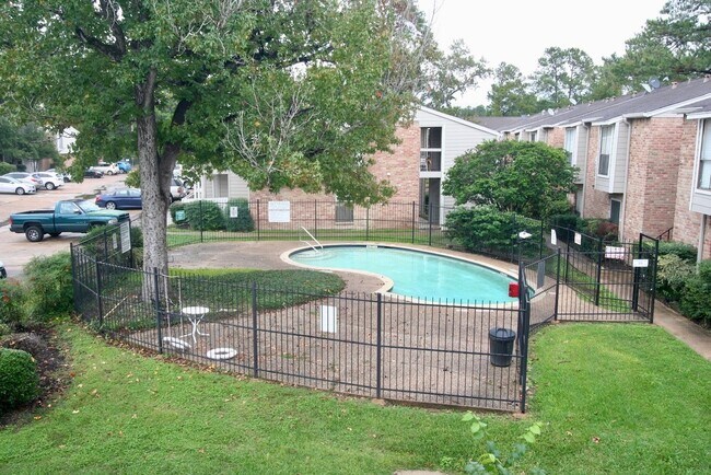 17401 Red Oak Dr in Houston, TX - Foto de edificio - Building Photo