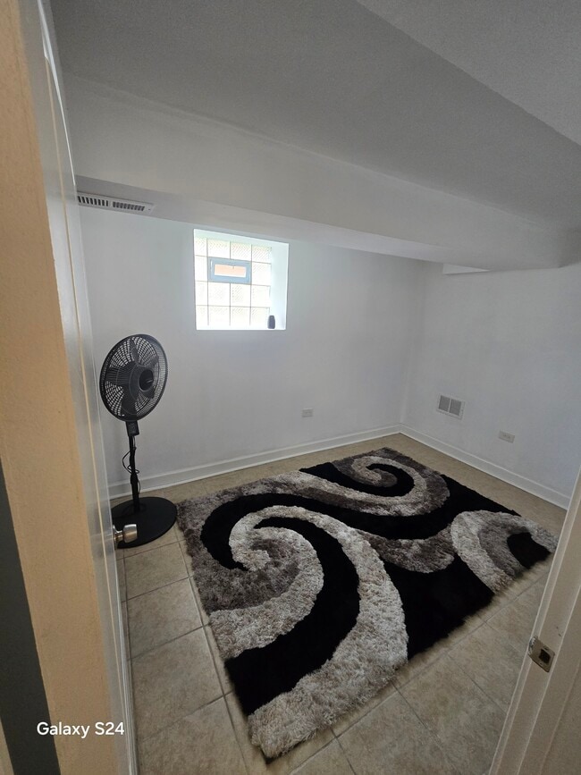 5255 N Mobile Ave, Unit 1 in Chicago, IL - Foto de edificio - Building Photo