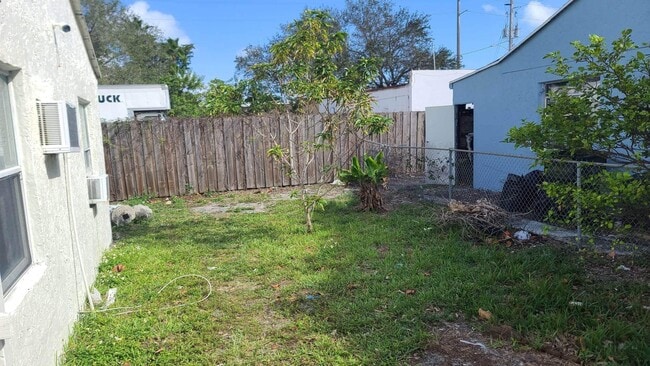 100 NW 1st Ave in Hallandale Beach, FL - Building Photo - Building Photo