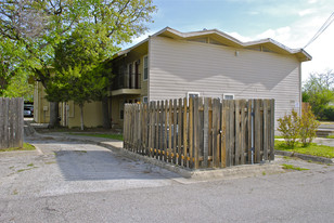 Oak Street Apartments in Denton, TX - Foto de edificio - Building Photo