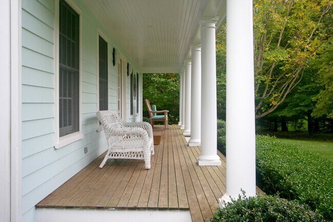 27 Augies Path in East Hampton, NY - Building Photo - Building Photo