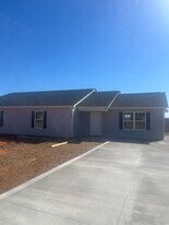 492 State Rd S-42-2289 in Greer, SC - Building Photo