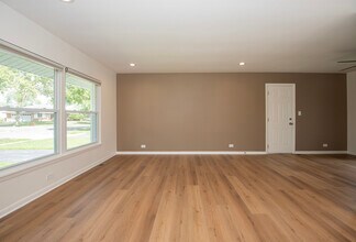 1021 Lonsdale Rd in Elk Grove Village, IL - Building Photo - Building Photo