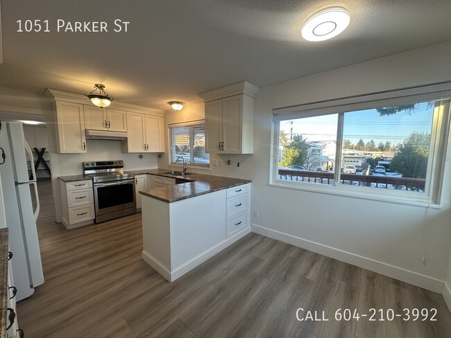 1051 Parker St in White Rock, BC - Building Photo - Building Photo