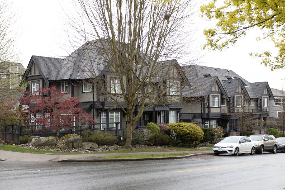 203 8th St E in North Vancouver, BC - Building Photo