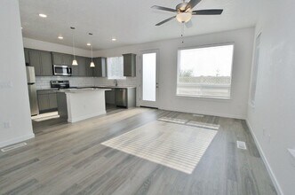 392 N Tessa Ln in Meridian, ID - Building Photo - Building Photo