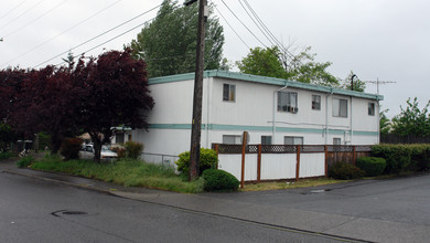 217 S 76th St in Tacoma, WA - Foto de edificio - Building Photo