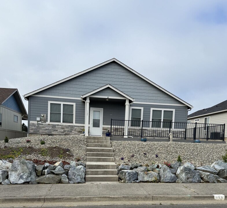 725 Spyglass in Bandon, OR - Building Photo