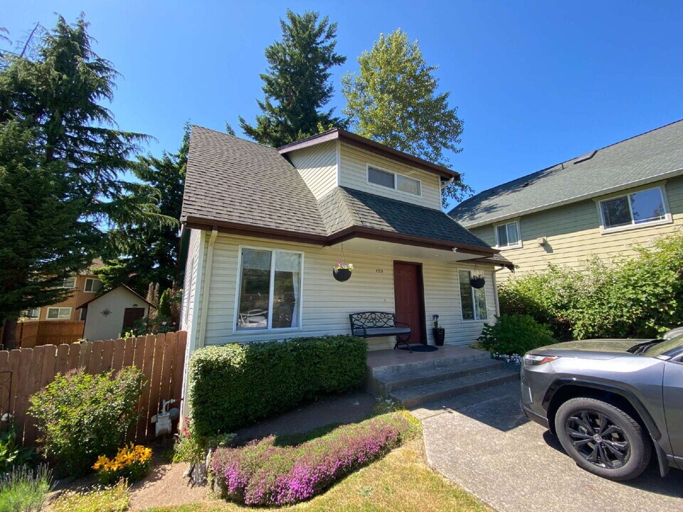 1125 Fruitland Dr in Bellingham, WA - Building Photo