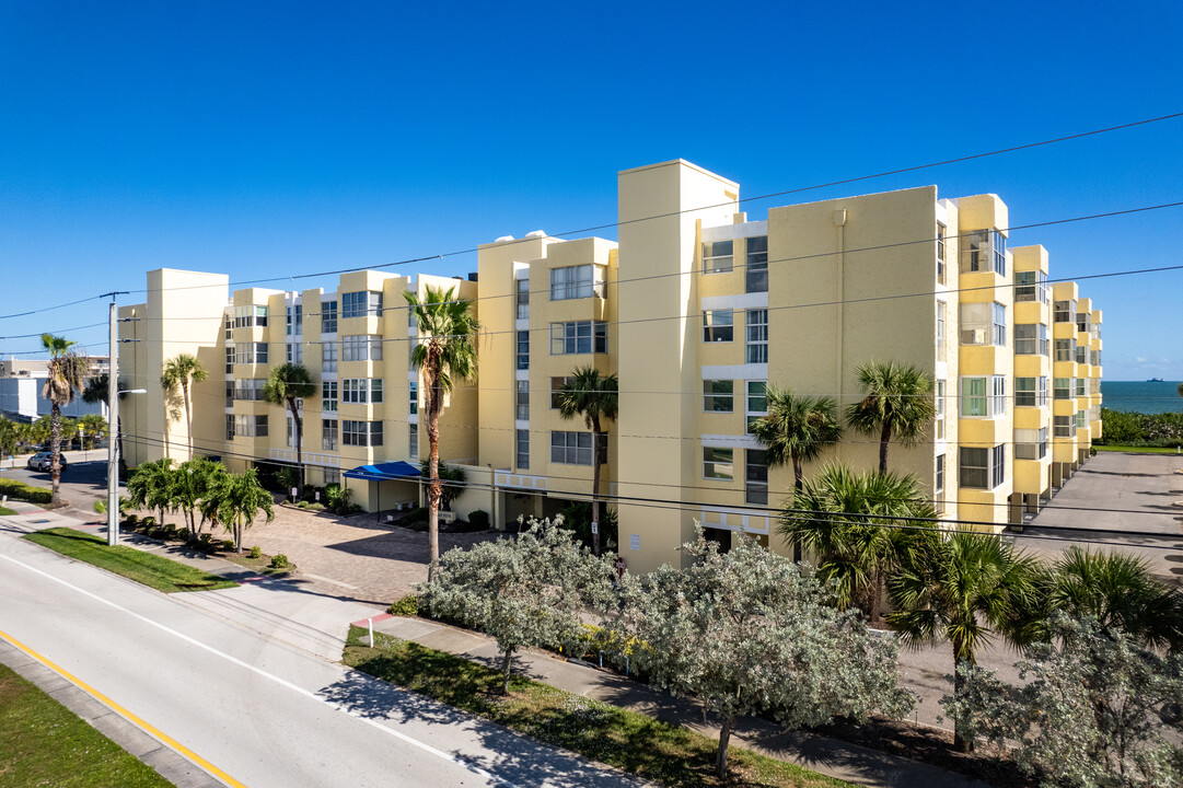 Villa Vista in Cocoa Beach, FL - Foto de edificio