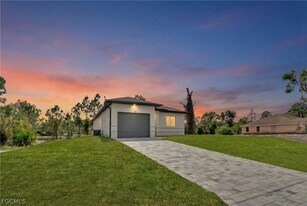 724 Lamar St E in Lehigh Acres, FL - Building Photo