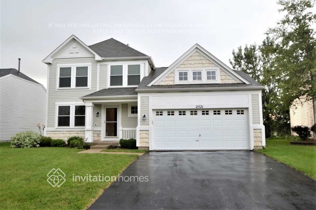 2521 Stanton Cir in Lake In The Hills, IL - Building Photo