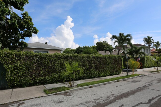 317 Pershing Way in West Palm Beach, FL - Building Photo - Building Photo