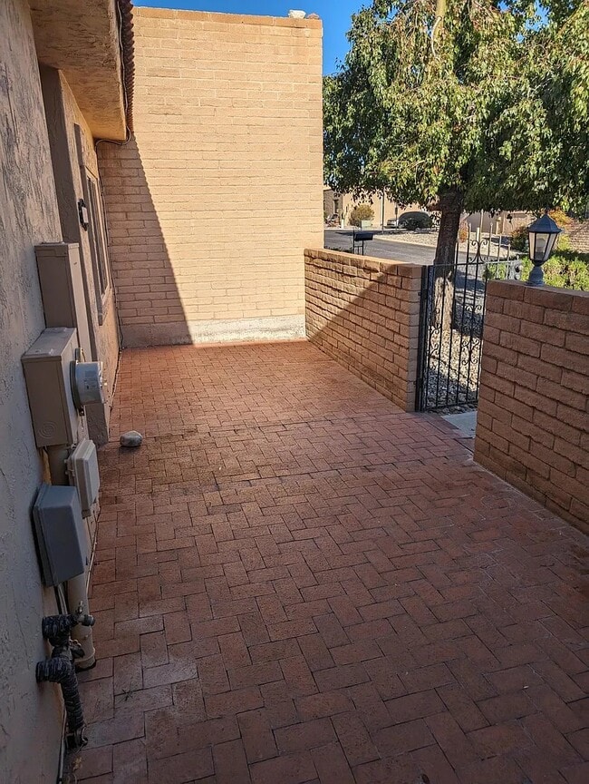 8351 E Hazeltine Ln in Tucson, AZ - Foto de edificio - Building Photo