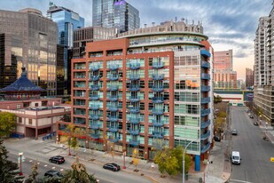 205 Riverfront Ave SW in Calgary, AB - Building Photo