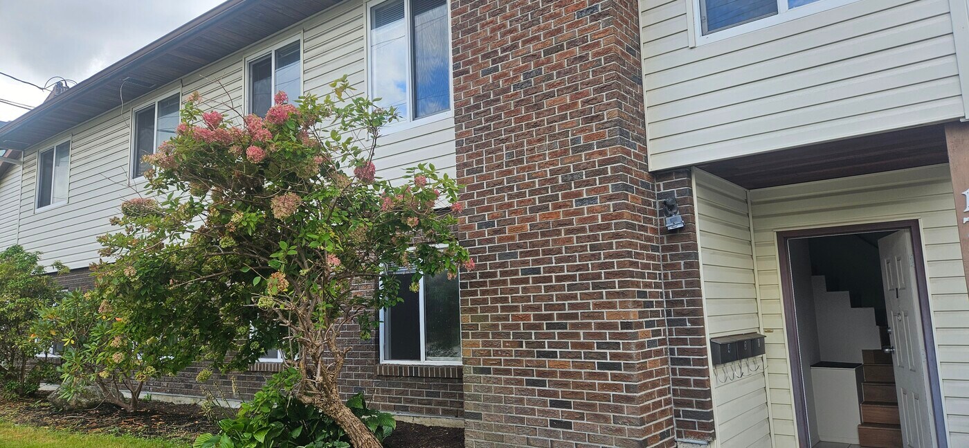 1713 156 St in Surrey, BC - Building Photo