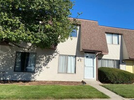 6050 Delaware Dr in Merrillville, IN - Building Photo