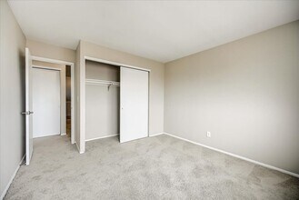 Lofts at Layton in Milwaukee, WI - Foto de edificio - Interior Photo