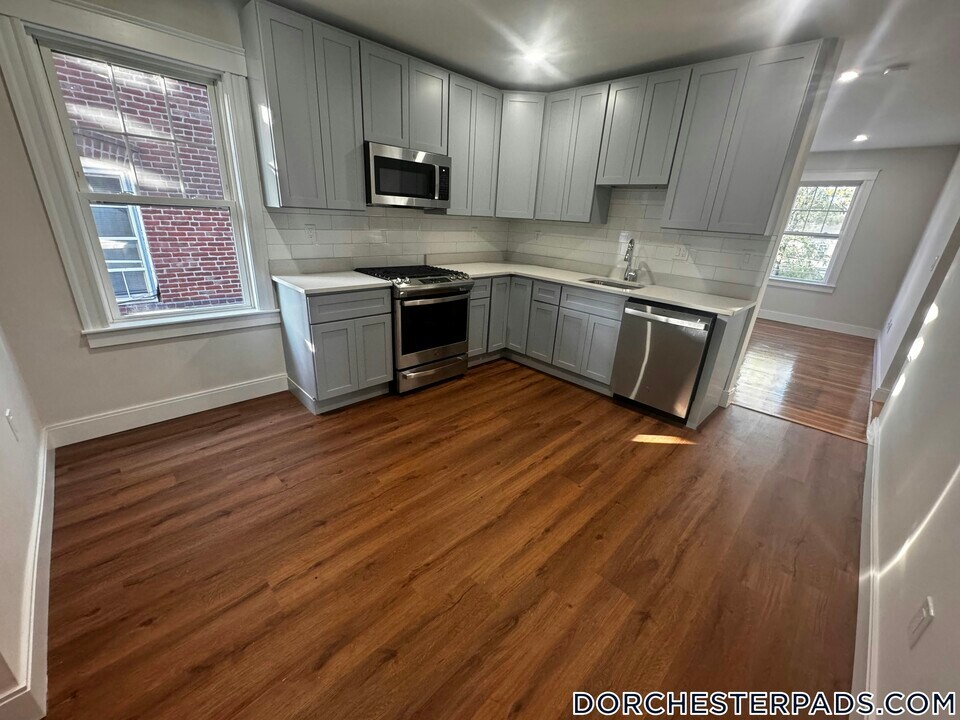 72 Belden St in Boston, MA - Building Photo