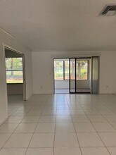 203 Lakeview Dr E in Royal Palm Beach, FL - Building Photo - Building Photo