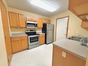 13207 Bush Ln in Eden Prairie, MN - Building Photo - Building Photo