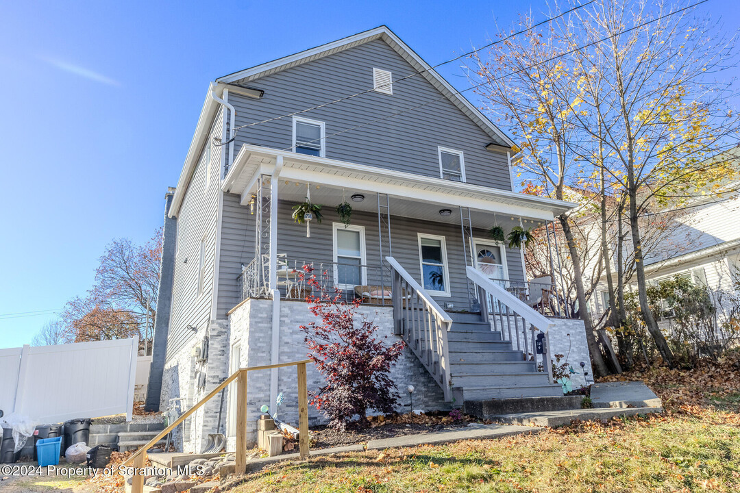 518 Meade St in Throop, PA - Building Photo