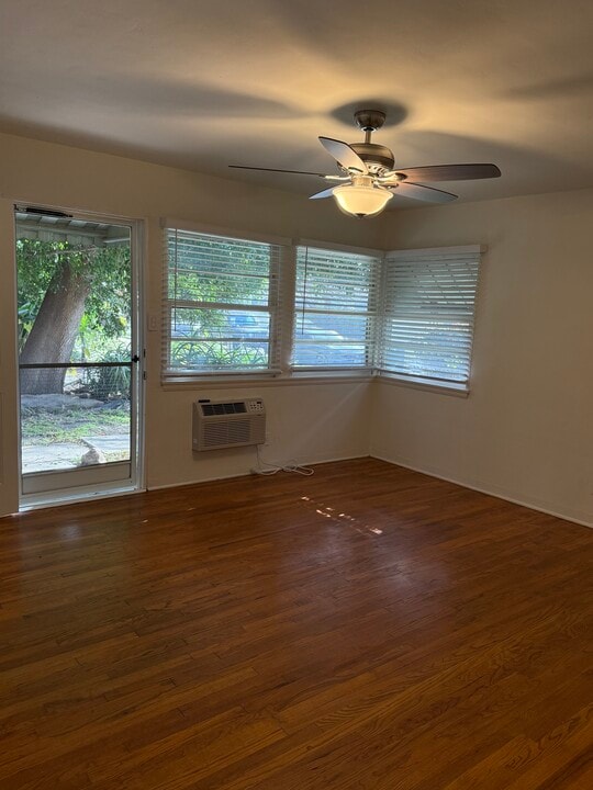 10913 Camarillo St, Unit 913 in North Hollywood, CA - Building Photo