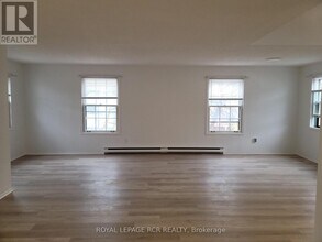 2 Orchard Heights Blvd in Aurora, ON - Building Photo - Building Photo