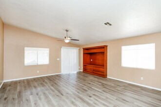 1002 Emerald Stone Ave in North Las Vegas, NV - Building Photo - Building Photo