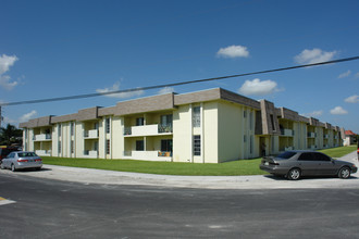 7080 SW 23rd St in Miami, FL - Building Photo - Building Photo